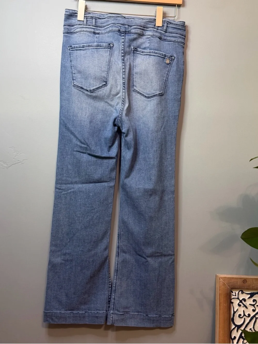 Black Orchid Los Angeles Olivia High Rise Wide Leg Jeans in Keeper.  30 X 28
